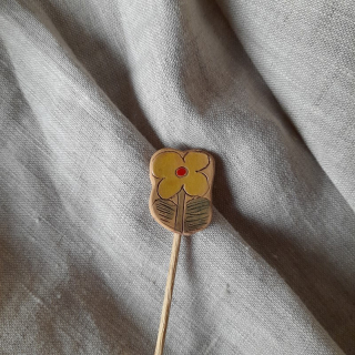 Zápich ve tvaru žluté květinky